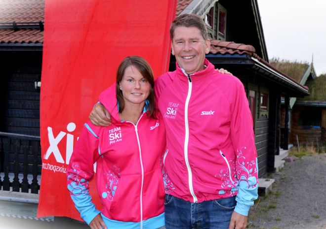 EMMA ERIKSSON hälsas välkommen till Team SkiProAm av teamchefen Ole Jörgen Wold. Foto: TEAM SKIPROAM
