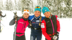 GLADA TJEJER på snö: Rebecca Öhrn, praoelev Linn Svahn och Linnea Stark. Foto: LYCKSELE SKIDGYMNASIUM