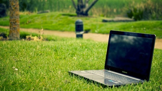 Bærbar PC som står ute på en veldig grønn gressplen