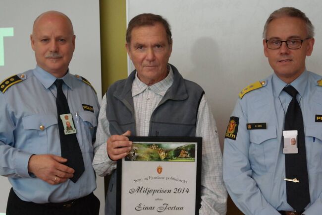 Einar Fortun får politiet sin miljøpris. Foto: Luster lensmannskontor