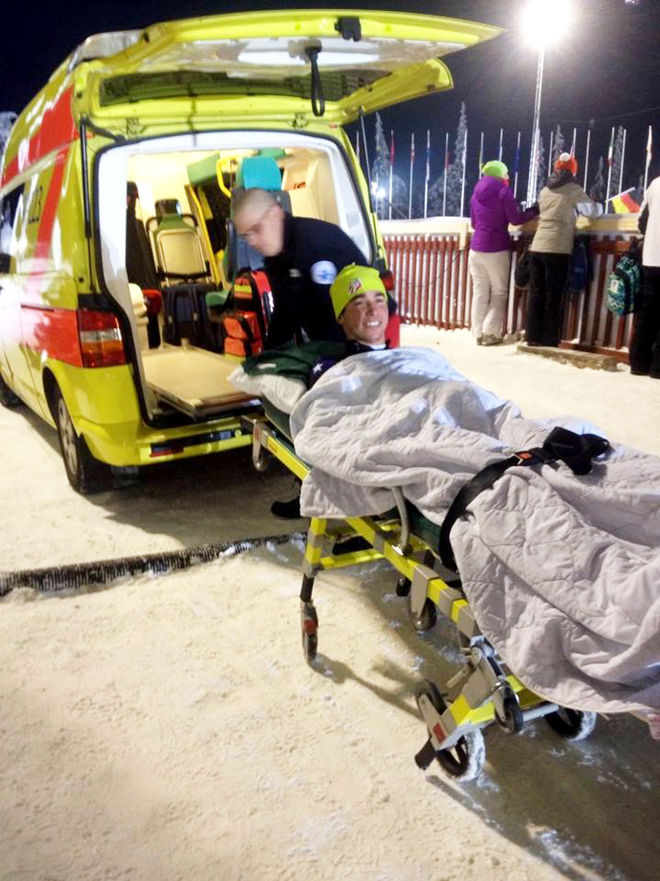 NOAH HOFFMANN bröt vadbenet vid en krock under världscupen i Kuusamo. Här fraktas han bort i ambulans.