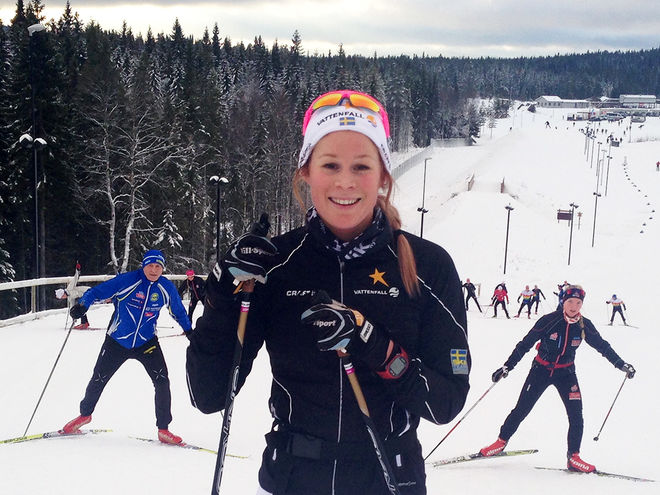 JENNIE ÖBERG i den första backen ut från stadion. Foto: SVENSKA SKIDFÖRBUNDET