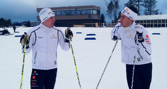 ANTON LINDBLAD (th) får några goda tips av juniorlandslagstränaren Gunnar Hammarberg. Foto: SVENSKA SKIDFÖRBUNDET