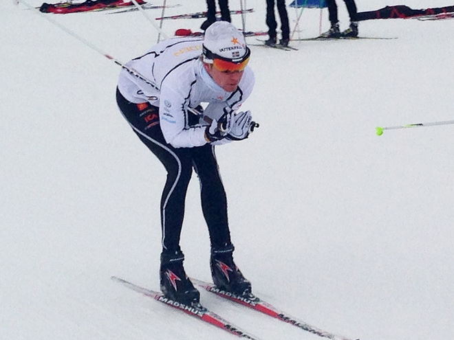 SIMON ANDERSSON testar skidor inför fredagens tävling. Falun-Borlänge-åkaren vann cuptävlingen i Piteå förra helgen. Foto: SVENSKA SKIDFÖRBUNDET