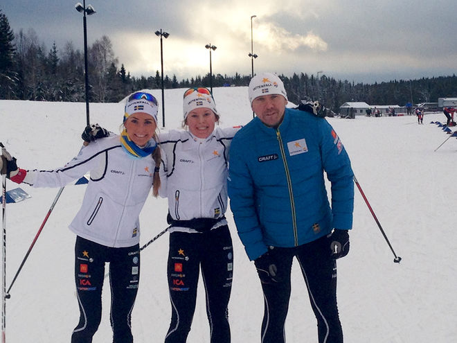 JUNIORTJEJERNA Hedda Bångman (tv) och Elina Rönnlund får chansen i Skandinaviska Cupen. Här med tränaren Lars Selin. Foto: SVENSKA SKIDFÖRBUNDET