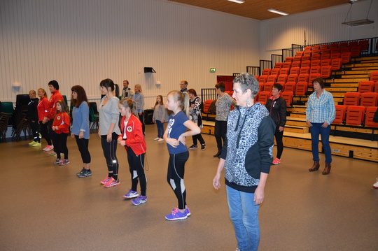 Linedance i Herøy skoles aula