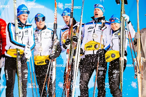 TEAM COOP jublar efter segern i lagtempot som var säsongens första tävling i Swix Ski Classics. Foto: TEAM COOP