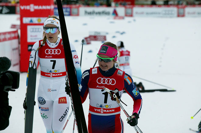 INGVILD FLUGSTAD ØSTBERG vann sprinten i Davos. Stina Nilsson (bakom) bröt staven i finalen, där hon slutade på sjätte och sista plats. Foto: STEPHAN KAUFMANN