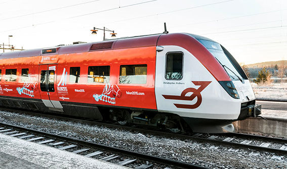 TÅG I BERGSLAGEN har låtit foliera ett tåg i Falun2015:s färger för att uppmärksamma att man kan ta tåget till VM. Foto: SKID-VM FALUN 2015
