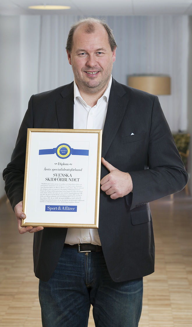 FÖRBUNDSDIREKTÖREN Niklas Carlsson med utmärkelsen som Svenska Skidförbundet har fått.