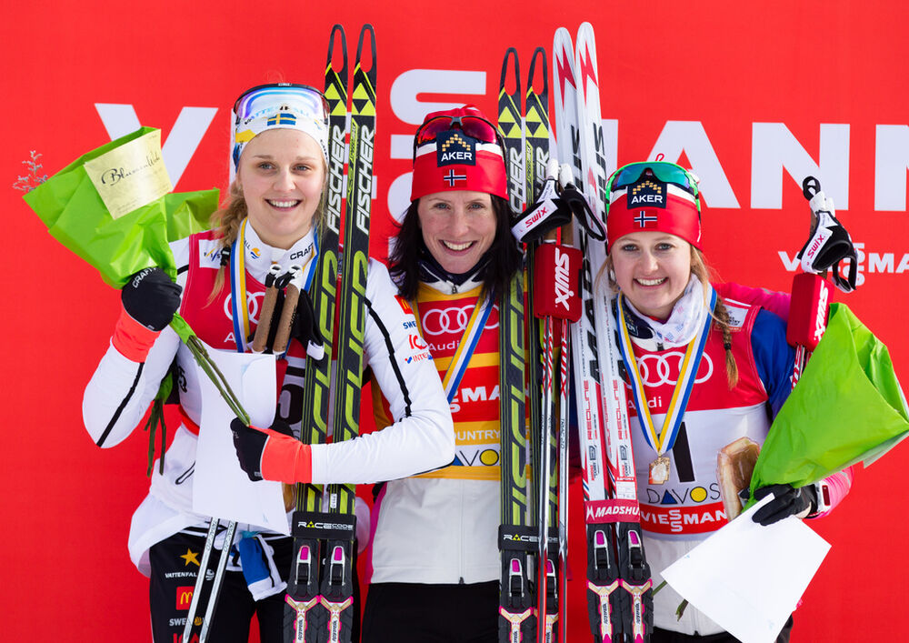 21.12.2014, Davos, Switzerland (SUI): (l-r) Stina Nilsson (SWE), Fischer, Alpina, Craft, Marit Bjoergen (NOR), Fischer, Swix, Rottefella and Ingvild Flugstad Oestberg (NOR), Madshus, Swix, Rottefella- FIS world cup cross-country, individual sprint, Davos