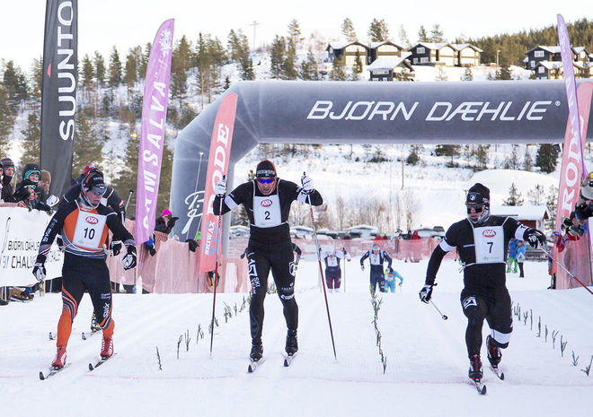 SÅ JÄMNT var det i AXA Ski Marathon. Fredrik Byström (t h) vinner efter målfoto över Gustav Eriksson (t v) och Jörgen Brink (mitten). Foto: LARS RÖNNOLS