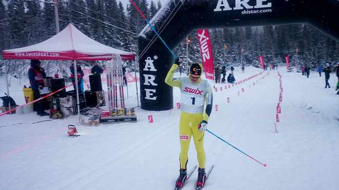 JOHAN KJÖLSTAD i mål som segrare bland herrarna. Han vann Swix Ski Classics totalt förra säsongen och var tvåa i Vasaloppet. Foto: JESPER JOHNSSON