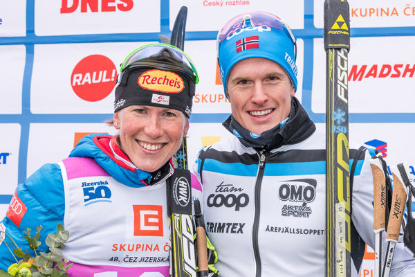 KATERINA SMUTNA och Morten Eide Pedersen vann långloppet Jizerska Padesatka i Tjeckien under söndagen. Foto: SWIX SKI CLASSICS