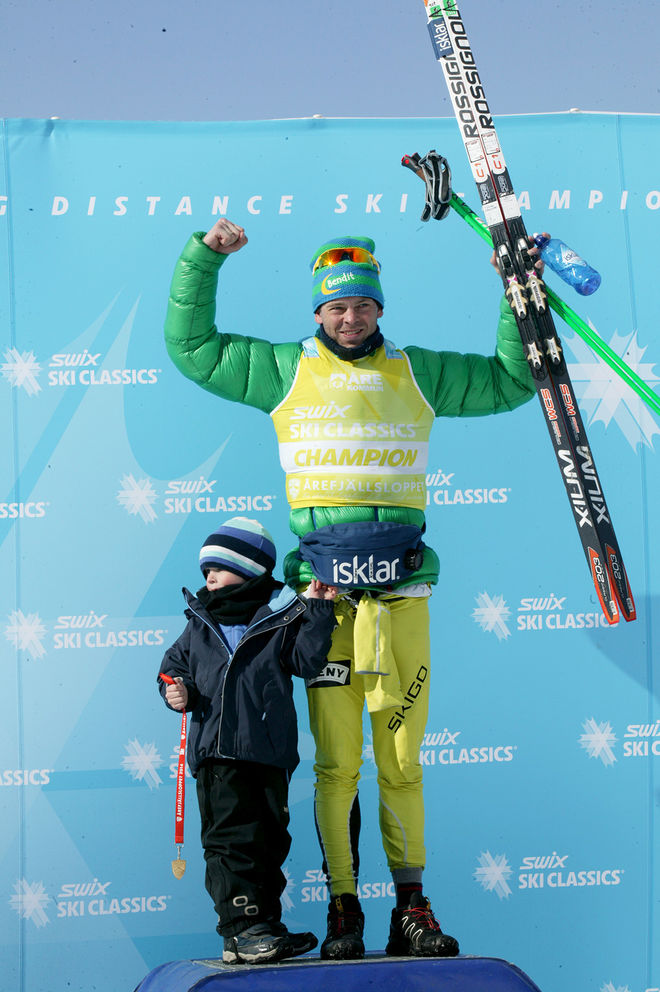 JOHAN KJØLSTAD jublar över totalsegern i Swix Ski Classics efter Årefjällsloppet ifjol. Nu kan den här säsongen vara över med en bruten ankel. Foto/rights: MARCELA HAVLOVA/sweski.com