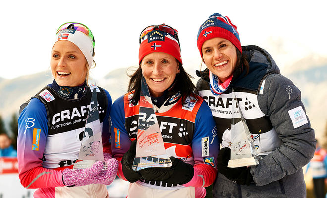 NORSK TRIPPEL i Tour de Ski genom, fr v: Therese Johaug, Marit Björgen och Heidi Weng. Nu har dom nästan ett ointagligt försprång i världscupen. Foto: NORDIC FOCUS