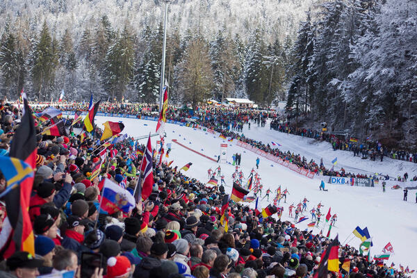 18.01.2015, Ruhpolding, Germany (GER): Darya Domracheva (BLR), Valj Semerenko (UKR), Veronika Vitkova (CZE), Franziska Hildebrand (GER) lead the field along the grand stand- IBU world cup biathlon, mass women, Ruhpolding (GER). www.nordicfocus.com. © Ma NordicFocus