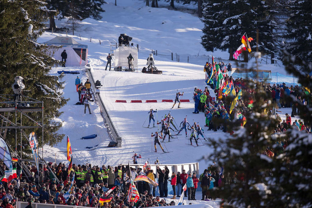 24.01.2015, Antholz, Italy (ITA): Event Feature: undefined athletes climb up the Huber Alm during the womens pursuit- IBU world cup biathlon, pursuit women, Antholz (ITA). www.nordicfocus.com. © Manzoni/NordicFocus. Every downloaded picture is fee-liabl
