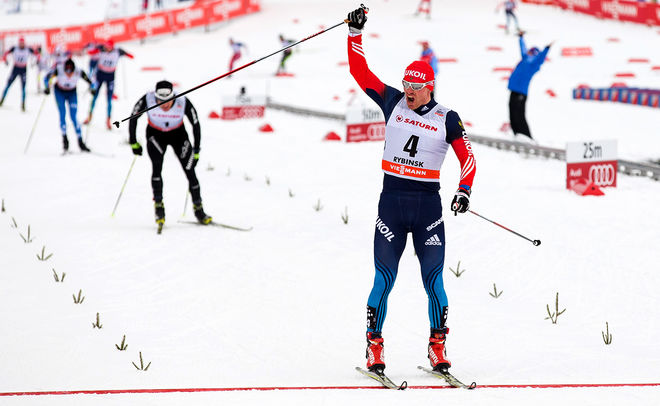 MAXIM VYLEGZHANIN jublar över segern på skiathlon i Rybinsk före Dario Cologna och Matti Heikkinen. Foto: NORDIC FOCUS