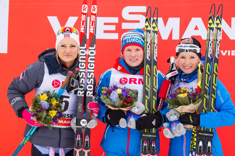 25.01.2015, Rybinsk, Russia (RUS): (l-r) Martine Ek Hagen (NOR), Rossignol, KV+, Rottefella, Yulia Tchekaleva (RUS), Fischer, Swix, Alpina, Rottefella, Adidas and Riitta-Liisa Roponen (FIN), Fischer, Leki- FIS world cup cross-country, skiathlon women, Ry