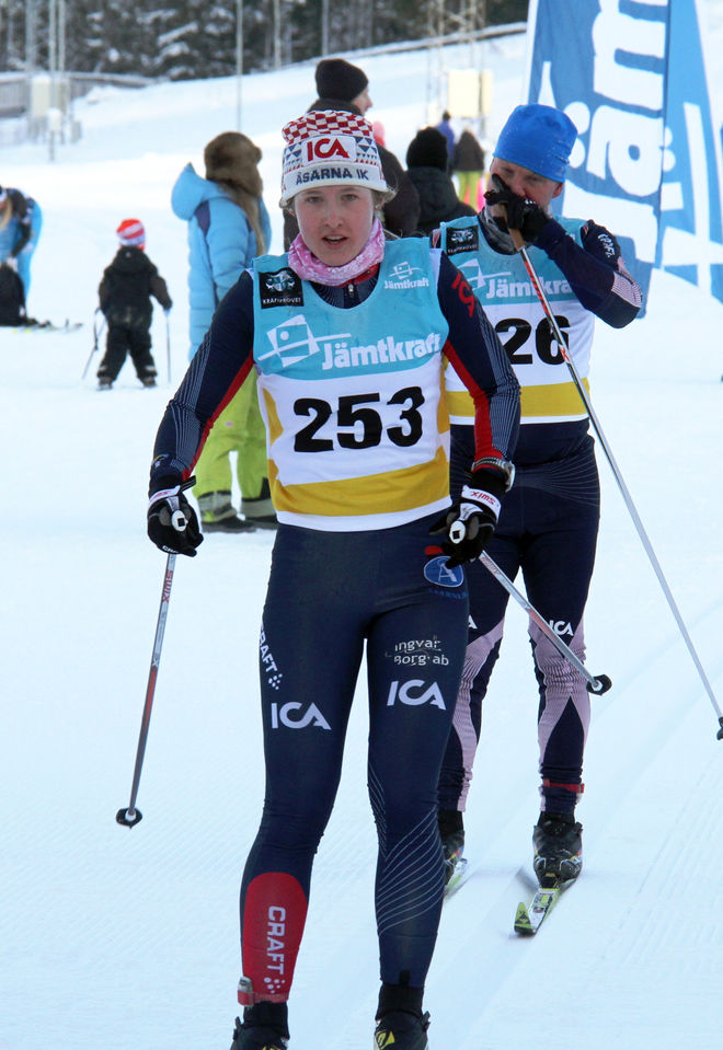 FRIDA HALLQUIST, Åsarna, vann damernas 42 km med 28 sekunders marginal. Oldboysettan Auvo Dufva, 60, även han Åsarna, skymtar bakom Frida. Foto: THORD ERIC NILSSON