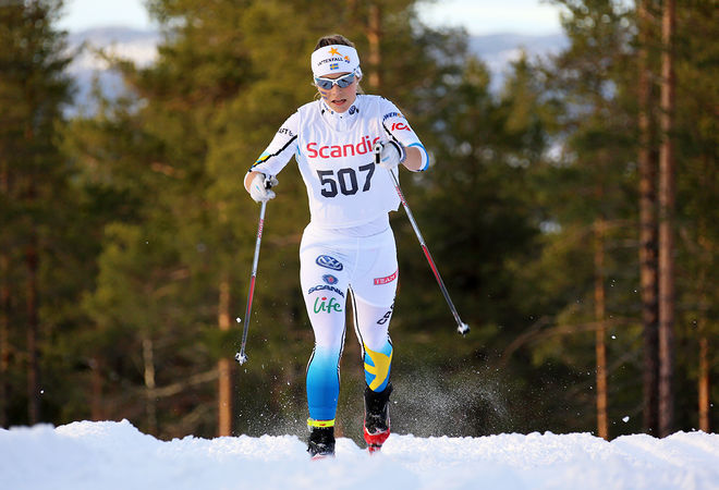 JOHANNA HAGSTRÖM från Falköping på väg mot seger i prologen vid den nordiska juniorlandskampen i Övik. Foto/rights: KJELL-ERIK KRISTIANSEN/sweski.com