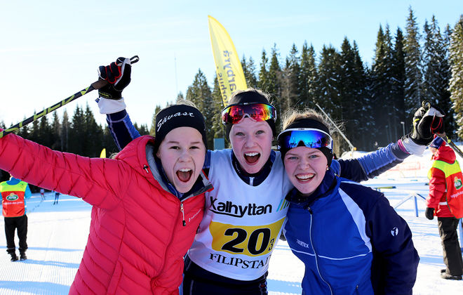 SÄVAST SKI TEAM vann lite överraskande USM-stafetten för tjejer i Filipstad. I laget åkte Svea Holmbom, Emilia Riekkola och Ebba Larsson. Foto/rights: KJELL-ERIK KRISTIANSEN/sweski.com