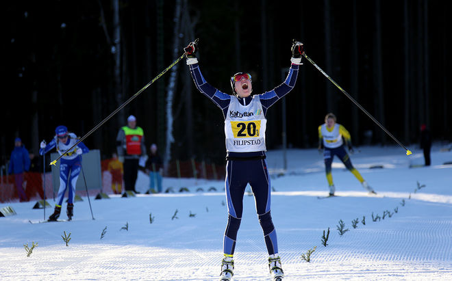 EBBA LARSSON jublar sedan hon avgjort USM-stafetten för Sävast Ski Team på slutsträckan. Foto/rights: KJELL-ERIK KRISTIANSEN/sweski.com