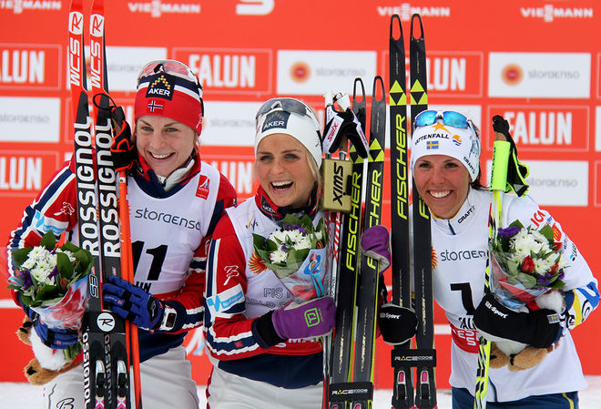 CHARLOTTE KALLA (th) säkrade Sveriges andra VM-medalj i Falun med brons i skiathlon. Therese Johaug (mitten) vann före Astrid Uhrenholdt Jacobsen. Foto: THORD ERIC NILSSON
