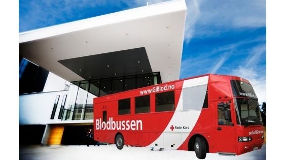 Illustrasjon blodbussen foran frontbygg Illustrasjon blodbussen foran frontbygg