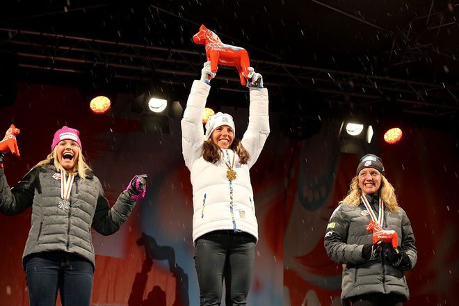 DET VAR en Charlotte Kalla som strålade på medaljceremonin i centrala Falun under tisdagen. Foto/rights: MARCELA HAVLOVA/sweski.com