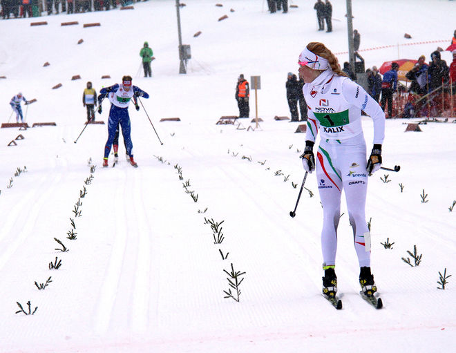 - VART TOG ni vägen…??? Jennie Öberg vänder sig om och ser att avståndet är stort när hon korsar mållinjen. Foto: THORD ERIC NILSSON