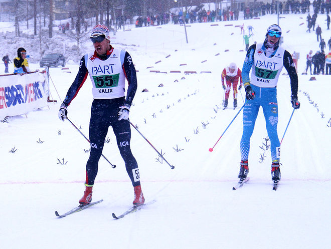 ÅSARNAS slutman Anton Karlsson håller undan för Carl Quicklund från Östersund på upploppet. Det räckte till bronsmedalj. Foto: THORD ERIC NILSSON