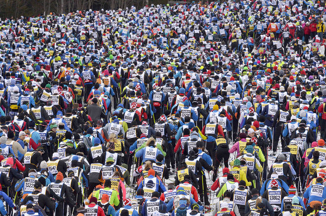 DET ÄR TRÅNGT i starten i Vasaloppet. I år är det dessutom rekordmånga nationer med. Foto: VASALOPPET