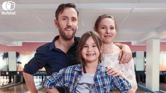 Fotografi av smilende familie, to voksne og ei jente