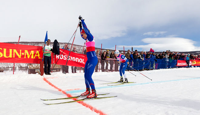 STINA NILSSON jublar över seger i Fjällsprinten 2014, före Jonna Sundling. Foto: ARRANGÖREN