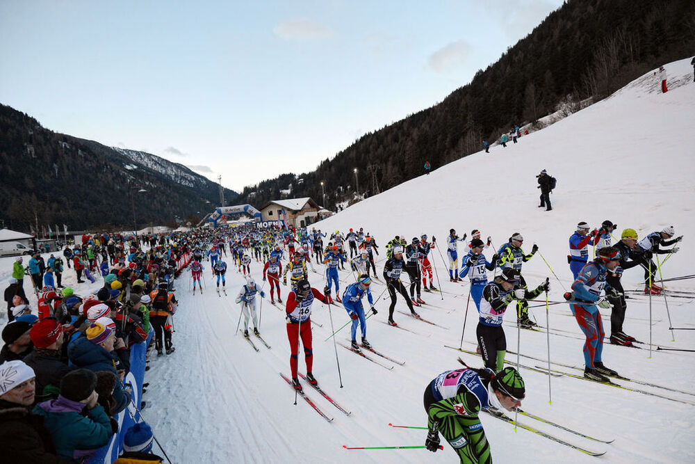 26.01.2014, Val di Fassa/Val di Fiemme, Italy (ITA): start of the first group - FIS Marathon Cup Marcialonga, Val di Fassa/Val di Fiemme (ITA). www.nordicfocus.com. © Rauschendorfer/NordicFocus. Every downloaded picture is fee-liable.