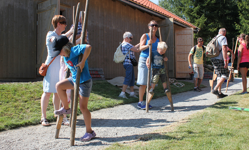 Barn som går på stylter i Kusvea.