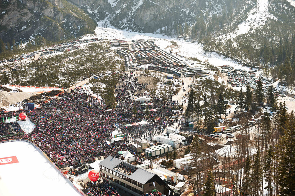 21.03.2015, Planica, Slovenia (SLO): crowded arena and parking space in Planica- FIS world cup ski jumping, team HS215, Planica (SLO). www.nordicfocus.com. © Felgenhauer/NordicFocus. Every downloaded picture is fee-liable.