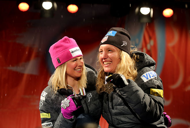 JESSICA DIGGINS (tv) och Caitlin Gregg jublar över sina sensationella VM-medaljer på 10 km bakom Charlotte Kalla i Falun. Diggins är med i A-laget nästa säsong, medan Gregg får nöja sig med B-laget. Foto/rights: MARCELA HAVLOVA/sweski.com