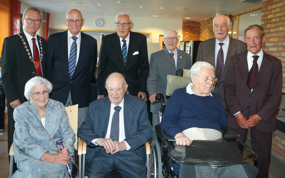 Bak fra venstre: ordfører Johan Alnes, Leif Robert Hansen, Håkon Finstad, Kjell Steinsholt, Ole Jerven og Thorvald Fredrik Sverdrup. Foran fra venstre: Randi Krogh, Lars Strand og Sigurd Eldegard.