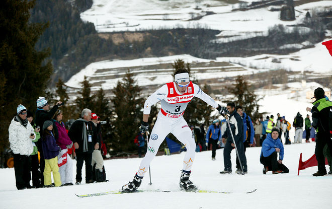 MARCUS HELLNER uppför slalombacken Alpe Cermis i Tour de Ski-finalen. Nästa säsong kan det bli i elljus. Foto: MOA MOLANDER KRISTIANSEN