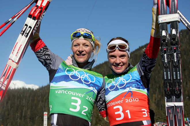 CLAUDIA NYSTAD (tv) och Evi Sachenbacher-Stehle jublar över OS-guld i teamsprint i Vancouver 2010. Nu väntar båda barn - nästan samtidigt. Foto: NORDIC FOCUS