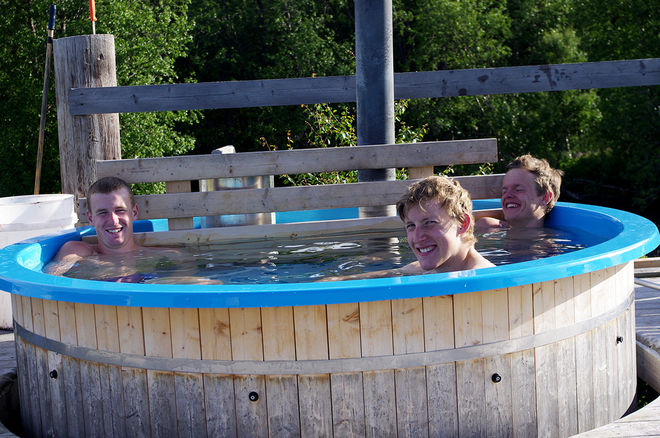 LITE TID till återhämtning fanns också. Här är Marcus Ruus (tv), Simon Lagesson och Emil Svensson i badtunnan.