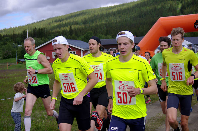 START FÖR HALVMARAN i Ljungdalen. Blivande segraren Edvard Sundman närmast kameran.