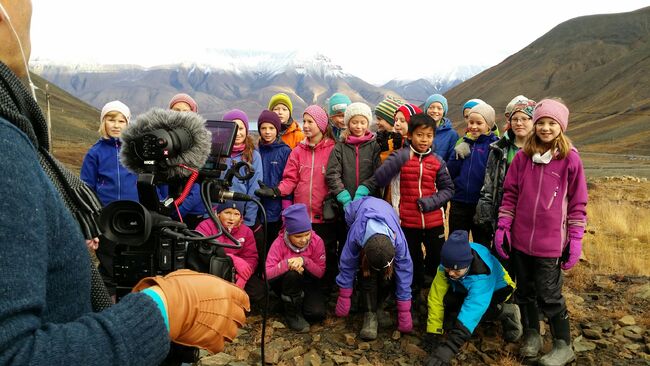 Bilde av 5. klasse ved Longyearbyen skole som blir intervjuet av nrk super september 2015