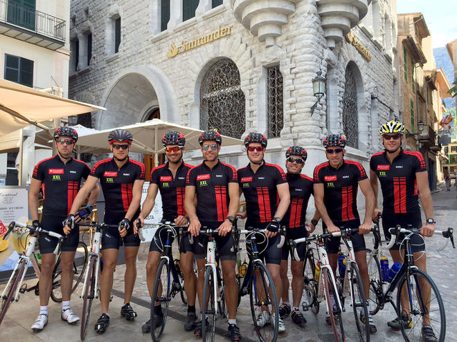 TEAM SANTANDER har kört hårt på Mallorca med bland annat Erik Wickström som besökare. Här är teamet samlat för återhämtningspass på över 5 timmar på cykel. Alla foton: ERIK WICKSTRÖM