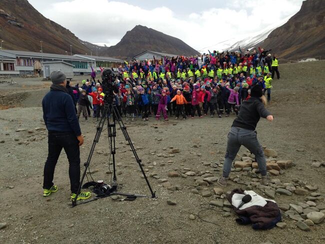 Elevene ved Longyearbyen skole danser Blimedansen høsten 2015