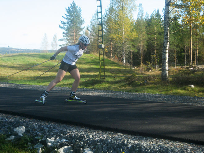 JUNIORLANDSLAGSTJEJEN Moa Olsson från Vansbro susar fram på den nya rullskidsbanan i Kalhyttan i Filipstad. Alla foto: LARS GÖRAN PETTERSSON