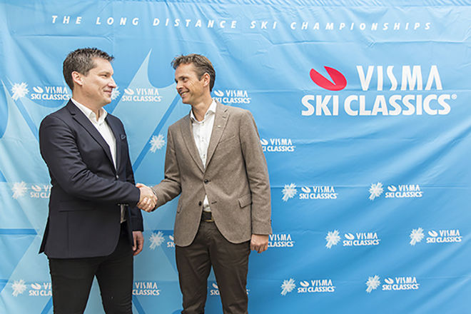 DAVID NILSSON från Ski Classics (tv) och direktör Eivind Gundersen från Visma är numera partners i nya Visma Ski Classics, som innehåller 10 tävlingar kommande vinter. Foto: SKI CLASSICS